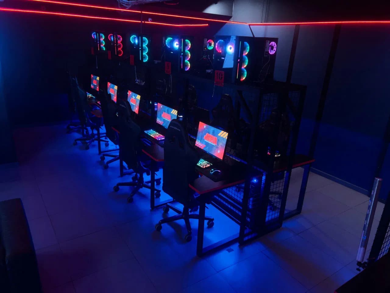 Игровая зона компьютерного клуба JustPlay